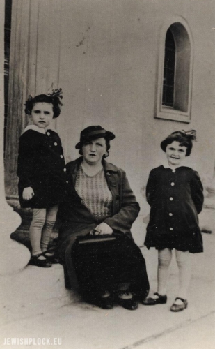 Pesia Jochewet and daughters Zosia (right) and Mania (left)